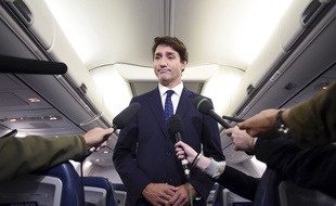 Justin Trudeau s'explique devant la presse sur son «blackface» de 2001, à bord de son avion de campagne, le 18 septembre 2019.