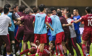 Le Brésilien Oscar a déclenché une bagarre générale lors du match Shanghai-Guangzhou, le 18 juin 2017.