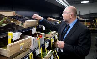 Stéphane Travert, le ministre de l'Agriculture visite La Louve, le premier supermarché coopératif et participatif de Paris dans le 18e arrondissement.