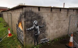 La nouvelle oeuvre de Banksy sur les murs de Port Talbot au Pays de Galles.