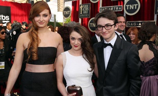 Sophie Turner, Maisie Williams et Isaac Hempstead Wright aux Screen Actors Guild Awards le 18 janvier 2014 à Los Angeles.