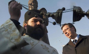Le Premier ministre serbe Aleksandar Vucic rendu visite à la communauté serbe du Kosovo à l'occasion du Nouvel an orthodoxe, le 14 janvier 2015 à Gracancia, enclave serbe