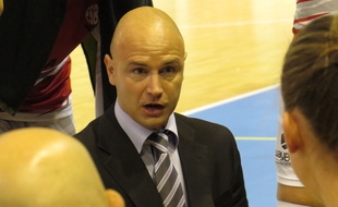 A Villeneuve d'Ascq, le 11 octobre 2015 - Le match de Ligue Feminine ESBVA-Calais au Palacium. l'entraineur Frederic Dusart (ESBVA).