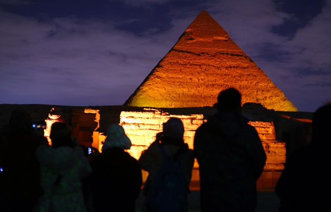 Coronavirus : La Grande pyramide de Gizeh illuminée rend hommage aux soignants