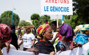 Des femmes maliennes portent une pancarte 