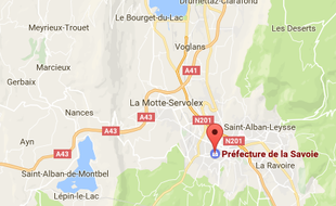 L'homme a foncé en voiture dans le portail de la préfecture de Savoie.