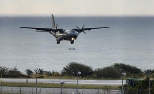 Un appareil de l'aviation militaire française affrété à la recherche des débris du vol MH370 au large de l'île de La Réunion, le 7 août 2015