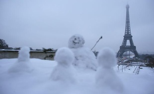 Des enfants ont sculpté des bonhommes de neige face à la Tour Eiffel, le 19 janvier 2013.