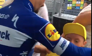 Julian Alaphilippe donne son maillot à un bambin