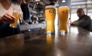 La brasserie produisant la bière de Groix a été fondée sur l'île en juin 2019 par Jean-Pierre Rennaud.
