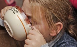 Une petite fille qui prend son petit-déjeuner.