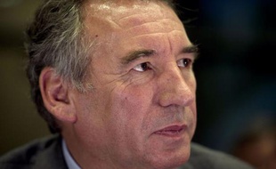 François Bayrou, président du MoDem, a dit mercredi "respecter" le candidat socialiste François Hollande, alors qu'on lui demandait s'il le prendrait dans son gouvernement en cas d'accession à l'Elysée.