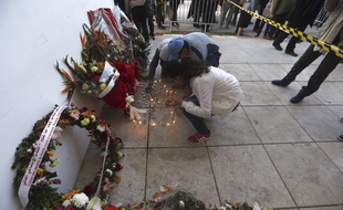 Des Tunisiens rendent hommage aux victimes de l'attentat du musée Bardo, le 19 mars 2015. Credit:Javier Lizon/EFE/SIPA/1503201045