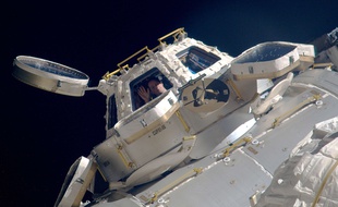 Une photo de Thomas Pesquet dans la coupole de l'ISS, prise par son compagnon de voyage russe Oleg Novitskiy