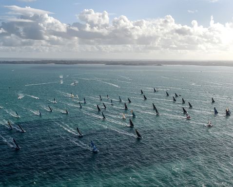 Les skippers prennent le départ de la course en solitaire de la Route du Rhum, au large de Saint-Malo, dans l'ouest de la France, le 9 novembre 2022.
