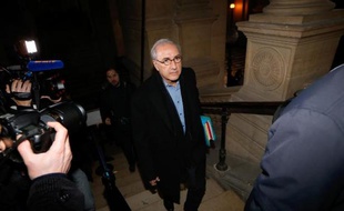 Le gynécologue André Hazout le 4 février 2014 lors de son arrivée au tribunal au premier jour de son procès. Condamné à huit ans de prison pour viols et agressions sexuelles, il s'est désisté de son appel, ce qui rend sa condamnation définitive