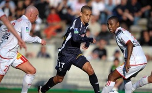 Bordeaux, mené pendant près d'une demi-heure, a finalement battu Nancy 2 à 1 grâce à un penalty de Cavenaghi pour conserver sa deuxième place avec désormais six points d'avance sur sa victime du jour, réduite à neuf, samedi, lors du match avancé de la 31e journée de Ligue 1.