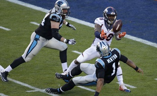 Cam Newton sacké par Von Miller