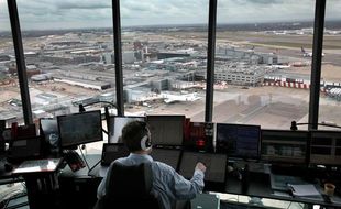 Illustration d'un contrôleur aérien à l'aéroport d'Heathrow, à Londres.
