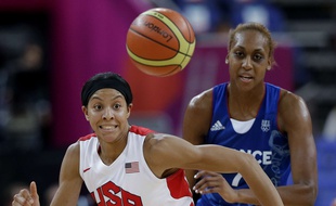 Sandrine Gruda au duel avec Candace Parker, le 11 août 2012 à Londres.