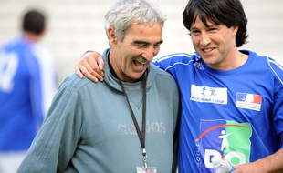 Jérôme Bonnissel (à droite) aux côtés de Raymond Domenech, ancien sélectionneur de l'équipe de France, le 20 mai 2008.
