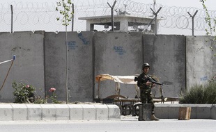 Un soldat afghan devant la prison de Kandahar, dont 500 Tlibans se sont évadés, le 25 avril 2011.