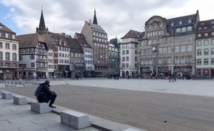 Les plots en granit place Kléber. Strasbourg le 24 février 2017.