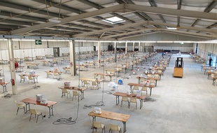 Le parc des expositions de la Teste, sur le bassin d'Arcachon, a été transformé en quelques jours en usine de fabrication e masques