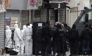 Le 18 novembre, l'assaut contre le squat dans lequel sont retranchés les terroristes, à Saint-Denis, dure plus de 3 heures