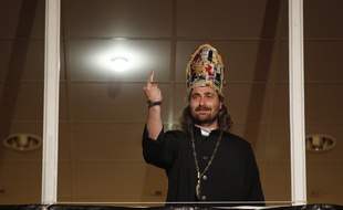 Lille, le 20 mars 2014. Alessandro Di Giuseppe, candidat de l'Eglise de la très sainte consommation pour l'élection municipale à Lille, donne un meeting avant le 1er tour devant près de 400 personnes.
