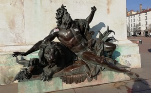 Les deux statues situées au pied du cheval de la place Bellecour à Lyon vont définitivement quitter les lieux, une fois qu'elles auront été restaurées.