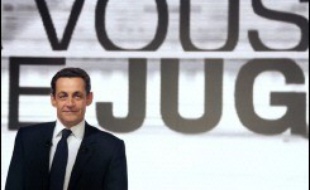 Nicolas Sarkozy a pris garde de ménager Ségolène Royal, la candidate socialiste en 2007 à qui il devrait être opposé, et Michèle Alliot-Marie, qui pourrait vouloir lui disputer le soutien de l'UMP pour se présenter à l'élection présidentielle, jeudi soir sur France 2.