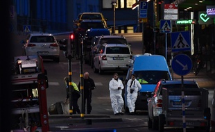 Les secours et la police interviennent après l'attentat survenu dans le centre de Stockholm, en Suède, le 7 avril 2017.