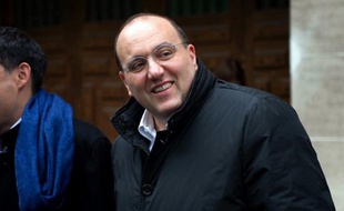 L'ex député PS de l'Essonne Julien Dray a souligné dimanche qu'il n'y avait "pas de statut" de première dame de France, et que celle-ci, au même titre que les collaborateurs du chef de l'Etat, ne pouvait pas avoir "un rôle dissocié, différent du président de la République".