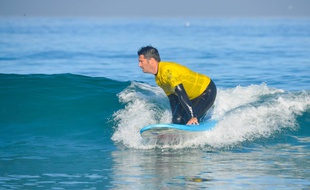 Le surfeur se hisse sur ses genoux pour glisser.