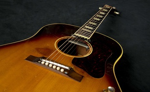 La Gibson acoustique J-160E de 1962 de John Lennon.