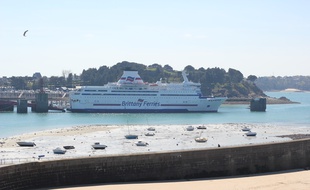 Un navire de la Brittany Ferries dans le port de Saint-Malo.