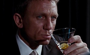 Capture d'écran du film Casino Royale où James Bond incarné par Daniel Craig trinque à la Vodka-Martini