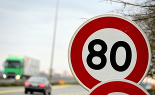 Des associations et groupes d'usagers protestent contre la limitation de vitesse à 80 km/h sur les routes secondaires.