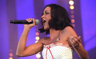 La chanteuse Jenifer en concert à Rennes, le 29 juin 2011.