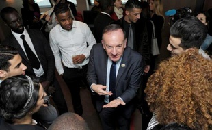 Pierre Gattaz reçoit au siège du Medef des jeunes entrepreneurs des banlieues parisiennes, à Paris le 23 janvier 2015