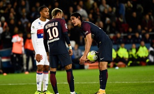 Cavani et Neymar se disputent pour savoir qui va tirer un penalty, lors de PSG-Lyon, le 17 septembre 2017.