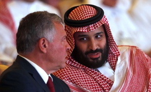 Le prince héritier saoudien MBS discute avec le roi de Jordanie, au forum économique de Riyad le 23 octobre 2018.
