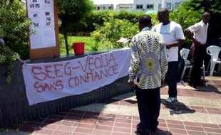 Le Gabon a menacé lundi Veolia Environnement de "mesures fortes" après une coupure d'eau de plusieurs jours à Libreville, le groupe français se disant de son côté prêt à vendre sa filiale à 51% dans le pays.