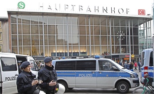 Une voiture de police devant la gare de Cologne, le 6 janvier 2016