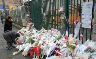Des fleurs sont déposées devant la gendarmerie de Carcassonne en hommage ua lieutenant-colonel Arnaud Beltrame.