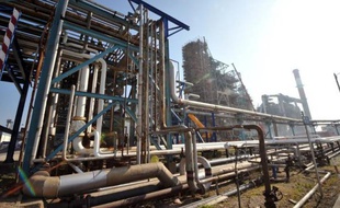 Les salariés de la raffinerie Total de Donges (Loire-Atlantique) ont décidé de mettre fin à leur grève, trois raffineries du groupe sur cinq restant touchées par un mouvement reconductible à l'appel de la CGT et FO portant sur les salaires.
