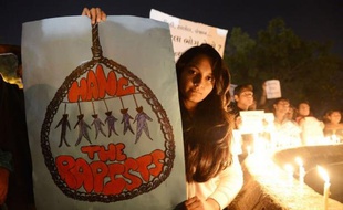 La famille de l'étudiante indienne décédée des suites de son viol et de son agression par six hommes le 16 décembre à New Delhi veut voir les coupables "pendus", malgré l'application rarissime de la peine capitale en Inde, a déclaré lundi son frère à la presse.