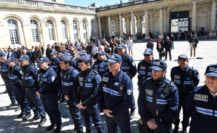La police municipale observe une minute de silence à la mémoire du policier tué sur les Champs-Elysées, à Bordeaux le 21 avril 2017.