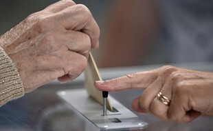 Dans un bureau de vote lors du second tour des élections régionales de 2021. (illustration)